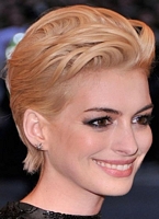wieczorowe fryzury Anne Hathaway, fryzury krótkie gwiazd 7